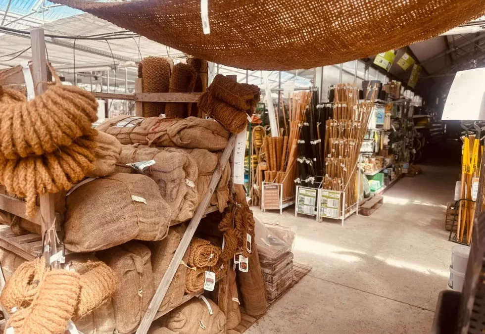 Toile d&rsquo;ombrage en coco ou en jute : l&rsquo;été s&rsquo;habille nature au Jardin de Nadège