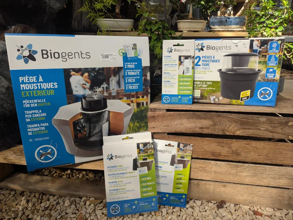 Au Jardin de Nadège à Carpentras : pièges Biogents anti-ponte et de capture, recharges, raquette électrique et bougies citronnelle.