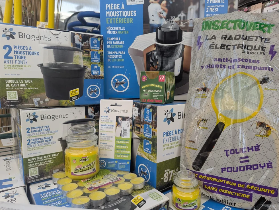 Rayon anti-moustiques du Jardin de Nadège à Carpentras : pièges Biogents anti-ponte et de capture, recharges, raquette électrique et bougies citronnelle.