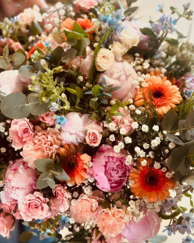 👩‍🌾 Les petites Mains de l’atelier en action !

On prépare avec Amour de jolis bouquets, des pivoines locales, tout juste cueillies.
🎨 Trois ambiances à découvrir :

🌸 Des couleurs vives 
🌷Du pastel pour la douceur 
🤍 Et des tons en blanc et vert pour le côté classe et naturel 

🌼 Ce week-end, venez flâner en famille dans le jardin :

🌱 Les compositions arrivent doucement… restez connectés !

📅 Ne manquez pas notre rendez-vous annuel !

🕘 Samedi 24 & dimanche 25 mai – ouverture non-stop de 9h à 19h
🍋 Citronnade offerte le samedi 24, de 10h à 18h
🌞 Un moment plein de douceur et de couleurs à partager ensemble !