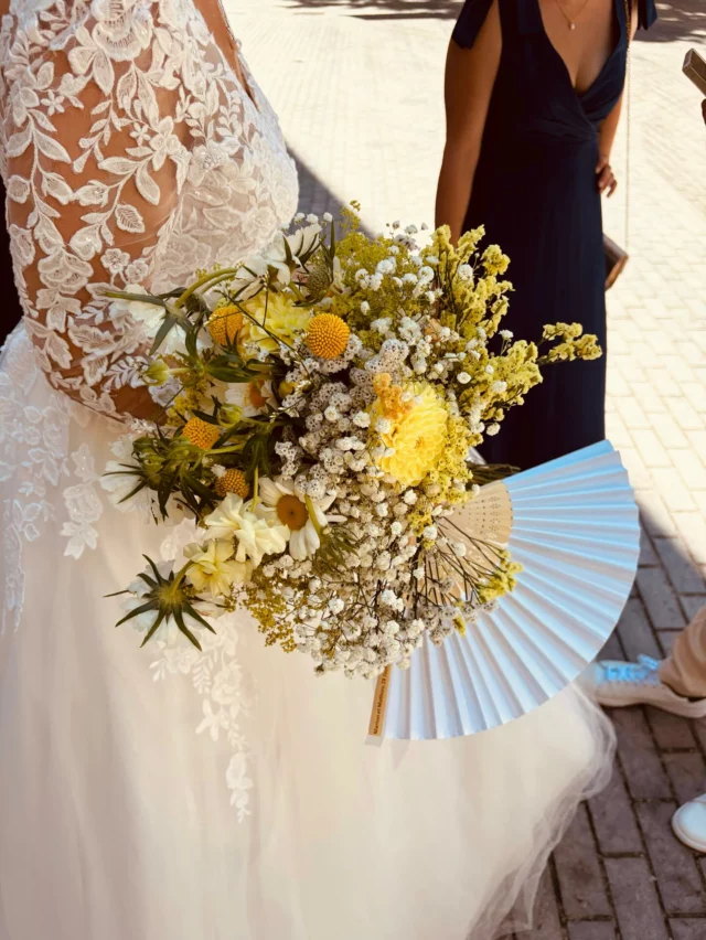 ✨ Samedi dernier, c’était aussi le mariage de Marion & Mathieu 💛

Du jaune et du blanc pour une ambiance citronnée et ensoleillée, à leur image.
Un joli mariage en Provence, dans un lieu privé, plein de charme 🍋🌿

Félicitations aux amoureux ! 

@ très bientôt 🔜