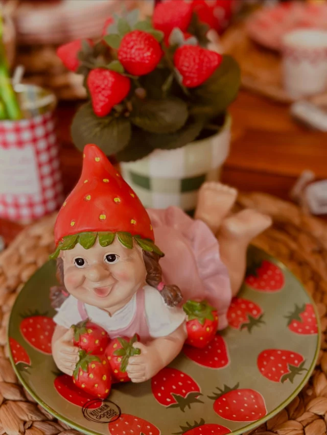 🍓 Ambiance Fragola au Jardin de Nadège ! 🍓

La fraise s’invite dans notre déco : rouge éclatant, touches de vert, objets fruités et esprit champêtre.
Une bulle de fraîcheur à découvrir au Jardin !

@ très vite ! 🔜