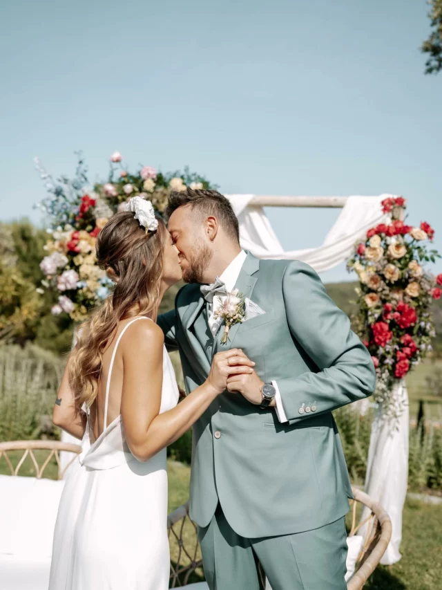 Le Mariage de Margaux & Pierre
Un doux moment signé Floraison, où chaque pétale raconte une histoire d’amour.
✨ Célébrons l’amour, celui qui unit, qui éclaire, qui émeut.
Parce que chaque détail compte, nous avons mis notre cœur dans chaque fleur, chaque nuance, chaque mise en scène.

Avec une jolie équipe de prestataires : 👇
Wedding planner : @pourdireoui 
Lieu de réception : @lemasdescostes 
Traiteur : @aumertraiteur 
Photographe / Vidéaste : @ateliercigales 
DJ : @kevinallain_dj 
Make-up & Hair Artist : @charlenedolomaquilleuse 
Chanteurs live : @june_duoacoustique 
Mobilier & déco : @terre.docre 
Photobooth : @booth.yourevent