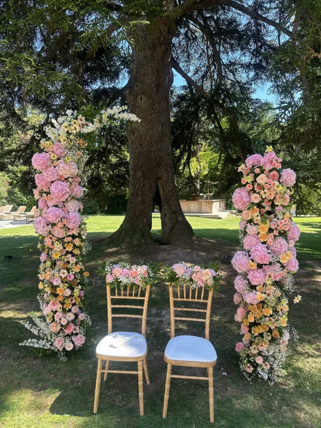 Retour sur le Mariage de ce Mardi ☺️

🌸 Sabrina & Aloïs 🌸
Un mariage tout en douceur en Provence bercé par le mistral et baigné de soleil provençal.

Pour ce jour unique, nous avons imaginé une floraison aux couleurs tendres, comme un souffle délicat de printemps en plein cœur de l’été : des tons pastel, des fleurs aériennes et romantiques, une scénographie légère, presque suspendue dans le vent.

Merci aux mariés pour leur confiance et leur élégance naturelle.
Un grand merci aussi à ce lieu magique, où chaque pierre raconte une histoire 💫

📍 @lechateaudestroisfontaines