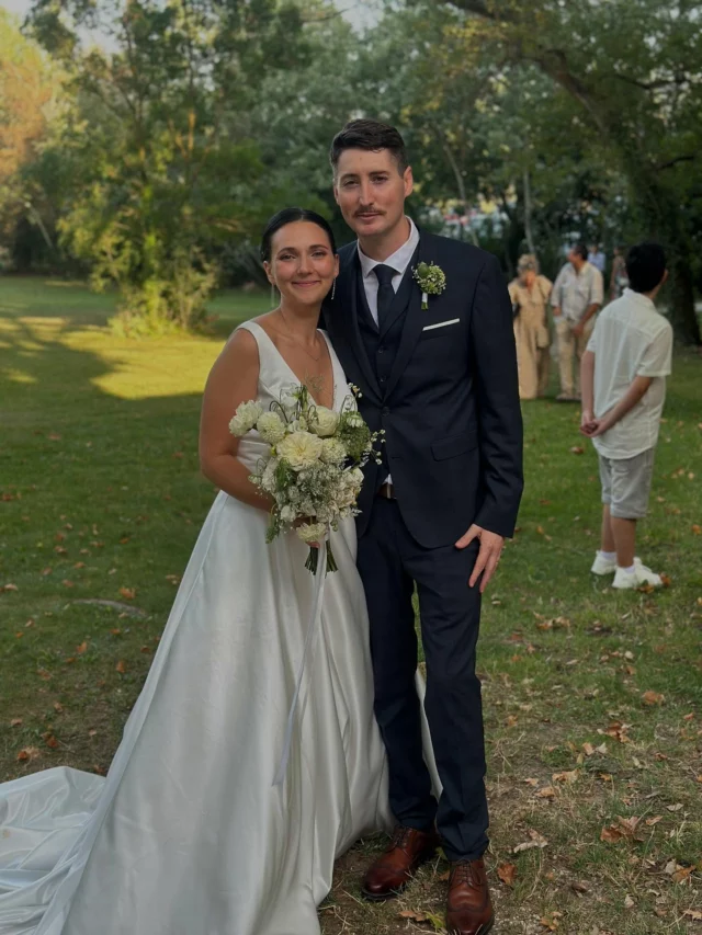 ✨ Zoom sur le mariage de ce week-end ✨

Carla & Jean-Michel nous ont offert un moment d’élégance et de poésie.
Autour des mariés, un cocon de blanc immaculé, symbole de pureté et de douceur.

Pour l’apéritif et le repas, explosion de couleurs : un festival de fleurs pour célébrer l’amour et la joie.

🌸 Des fleurs, des fleurs… et encore des fleurs, partout où le regard se posait.

Un mariage à leur image : lumineux, chaleureux et inoubliable. 💐

Avec une jolie équipe de prestataire ⬇️

🍴 Traiteur : @marseilletraiteurbycamille 
🏡 Domaine : @domaineletaleur